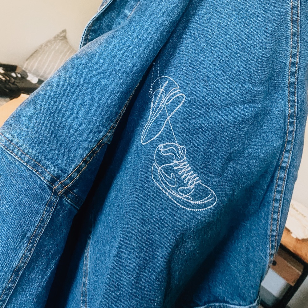 EMBROIDERED SNEAKERS DENIM JACKET